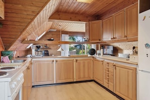 Jääkaappi, uuni, liesi, kahvin-/teenkeitin