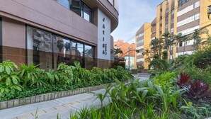 A building with a sign reading "JATIS". - Laureles Second Park 2BR-2AC Apt with fast WiFi (Medellín)