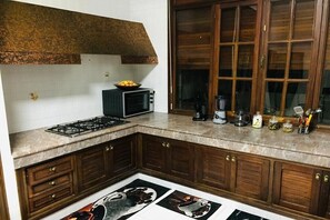 冷蔵庫、電子レンジ、オーブン、コンロ