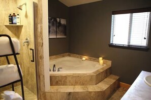 Dusche, Whirlpool, Haartrockner, Handtücher