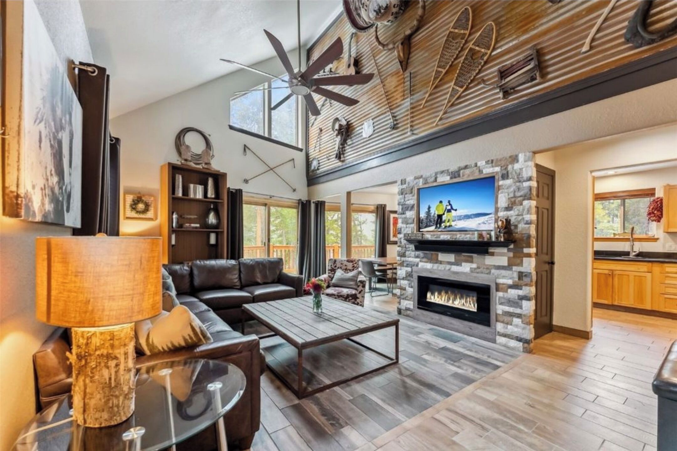 Smart-TV, Kamin, Bücher, Drucker