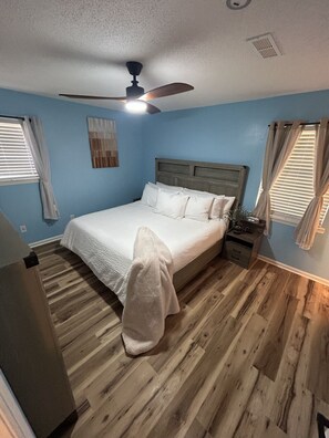 3 bedrooms, desk, iron/ironing board, travel crib