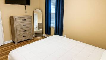 3 chambres, bureau, fer et planche Ă  repasser, lit parapluie