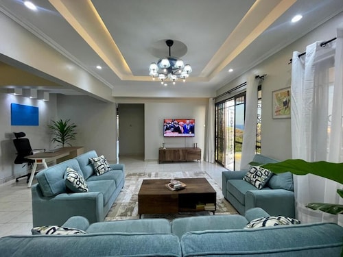 Oceanview Zuri Penthouse-Meters from the beach