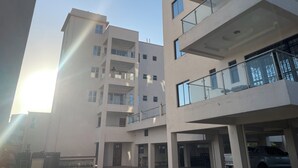 Un edificio de varios pisos con balcones y ventanas amplias.