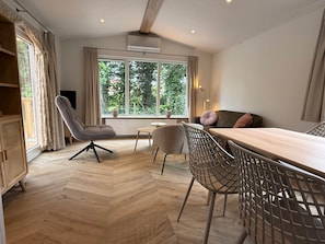 TV connectée, table de tennis de table, chaßne hi-fi