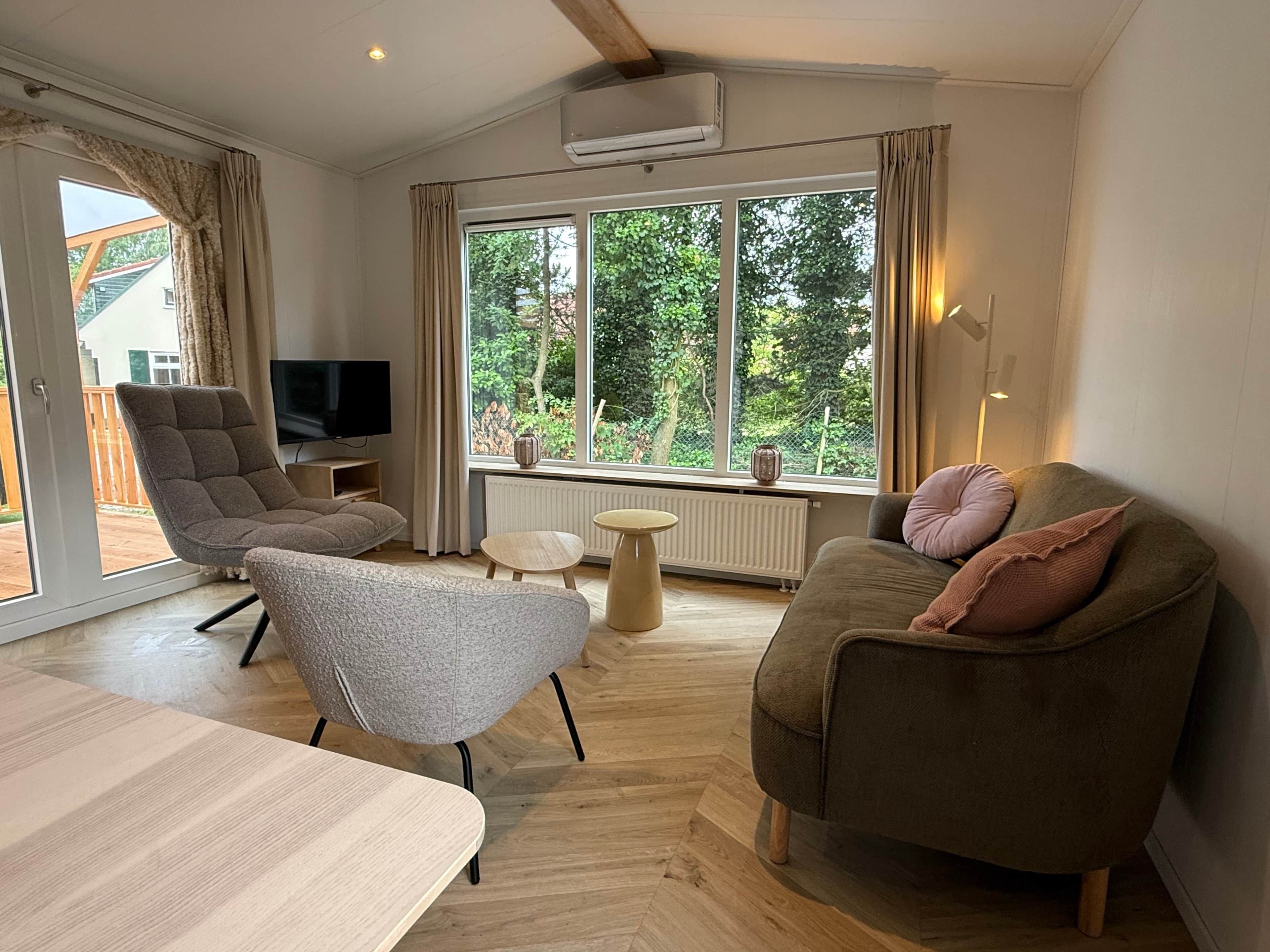 Smart-TV, Tischtennisplatte, Stereoanlage