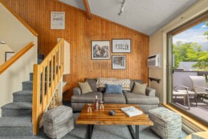 TV - Ski in, Ski out condo at Smugglers' Notch Resort (Cambridge)