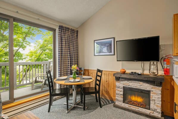 Dining - Ski in, Ski out condo at Smugglers' Notch Resort (Cambridge)