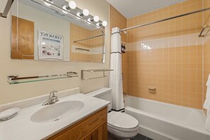 Haartrockner, Handtücher, Seife, Toilettenpapier