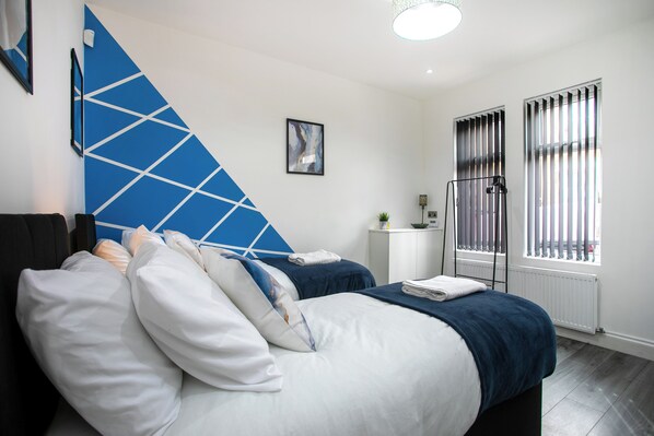 3 habitaciones, tabla de planchar con plancha, wifi y ropa de cama