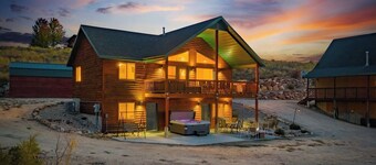 Brando Lodge | Gorgeous Cabin, Hot Tub, Fire Pit, Canyon Access & Lake Views!