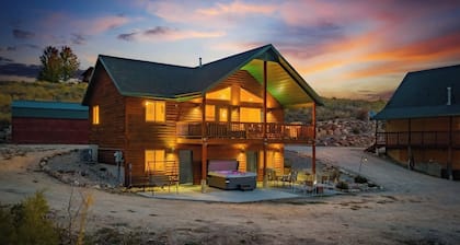 Brando Lodge | Gorgeous Cabin, Hot Tub, Fire Pit, Canyon Access & Lake Views!