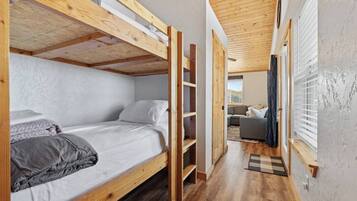 5 bedrooms, WiFi, bed sheets