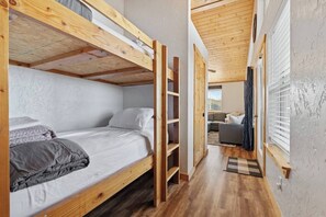 5 bedrooms, WiFi, bed sheets
