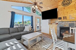 Fernseher, Kamin, Videospiele, Bücher