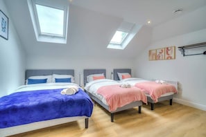 2 bedrooms, desk, iron/ironing board, WiFi - Penthouse Flat Manchester. 10 minutes to Airport. Sleeps 8. (Wythenshawe)