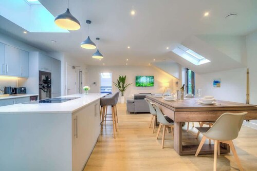 Penthouse Flat Manchester. 10 minutes to Airport. Sleeps 8.