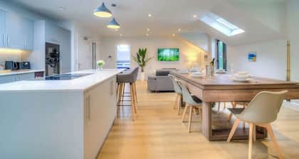 Penthouse Flat Manchester. 10 minutes to Airport. Sleeps 8.