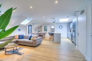 Televisión y oficina 