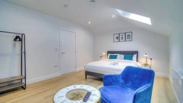 2 bedrooms, desk, iron/ironing board, WiFi