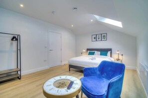 2 habitaciones, escritorio, tabla de planchar con plancha y wifi 