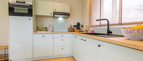 Réfrigérateur, micro-ondes, four, plaque de cuisson