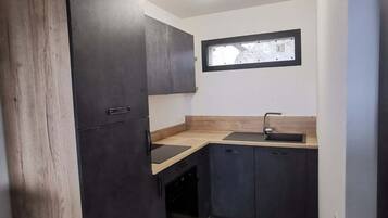 Een koelkast, een magnetron, een oven, een kookplaat