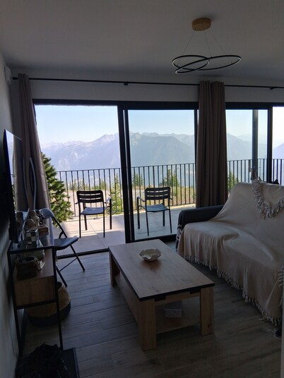 7/8 person 60m2 chalet on the terrace of risoul center with breathtaking views.