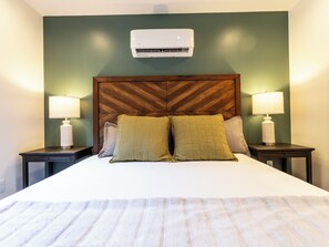 3 bedrooms, iron/ironing board, WiFi, bed sheets - Mt Baker Hot Tub Retreat 3 King Suites (Deming)