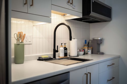 Luxury Bachelor Guesthouse - New Built - Wifi