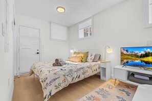 Iron/ironing board, Internet, bed sheets