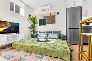 Iron/ironing board, internet, bed sheets