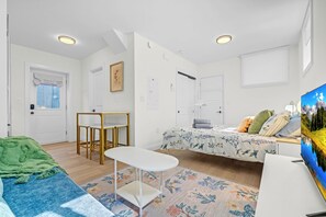 Iron/ironing board, Internet, bed sheets