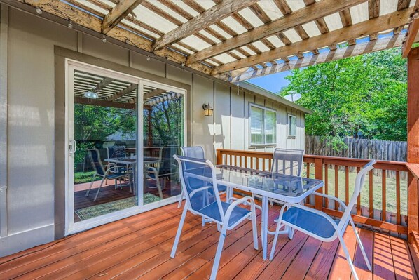 Outdoor dining - Austin Family-friendly 3BR w/ yard , pet friendly (Austin)