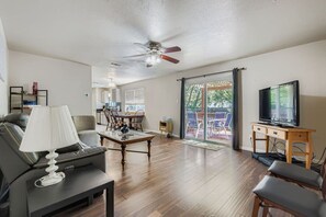 TV - Austin Family-friendly 3BR w/ yard , pet friendly (Austin)