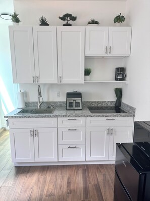 Microwave, stovetop - Quiet Micro-Studio with AC in charming Roseville (Roseville)