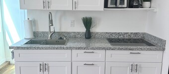 Quiet Micro-Studio with AC in charming Roseville