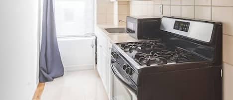 Réfrigérateur, four à micro-ondes, un four, surface de cuisson