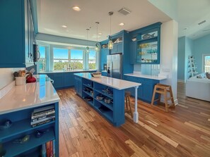 Réfrig�érateur, four à micro-ondes, un four, surface de cuisson