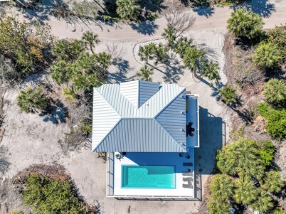 SALTY SMUGGLER- 4 Bedrooms, 3 Full Baths, Sleeps 12, HUGE Pool, 2 GOLF CARTS