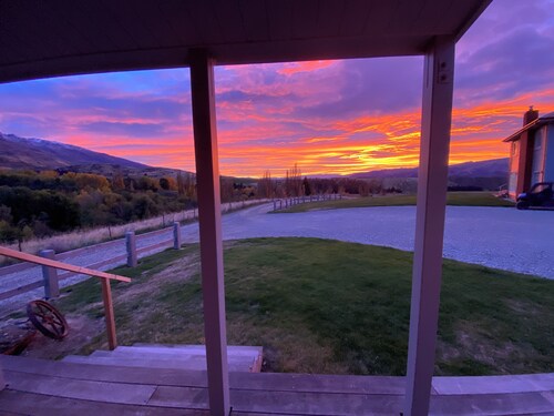 Rose Creek Cottage – Secluded Vineyard Stay with Stunning Mountain Backdrop