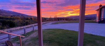 Rose Creek Cottage – Secluded Vineyard Stay with Stunning Mountain Backdrop