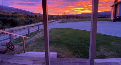 Rose Creek Cottage – Secluded Vineyard Stay with Stunning Mountain Backdrop