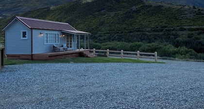 Rose Creek Cottage – Secluded Vineyard Stay with Stunning Mountain Backdrop
