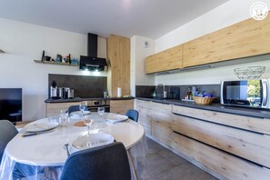 Réfrigérateur, four à micro-ondes, un four, surface de cuisson