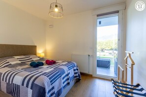 2 chambres, fer et planche à repasser, lit de bébé portatif