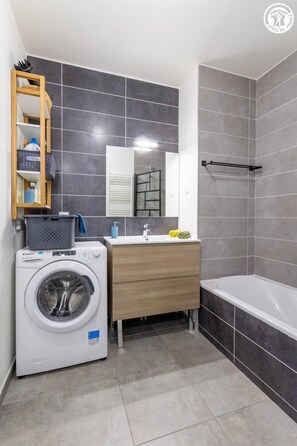 Séchoir à cheveux, serviettes fournies