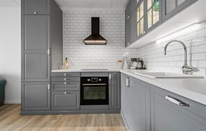 Refrigerador, parrilla de estufa, lavavajillas y cafetera y tetera 