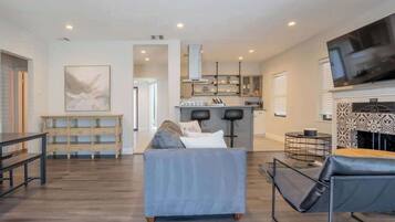 Televisión, chimenea y oficina